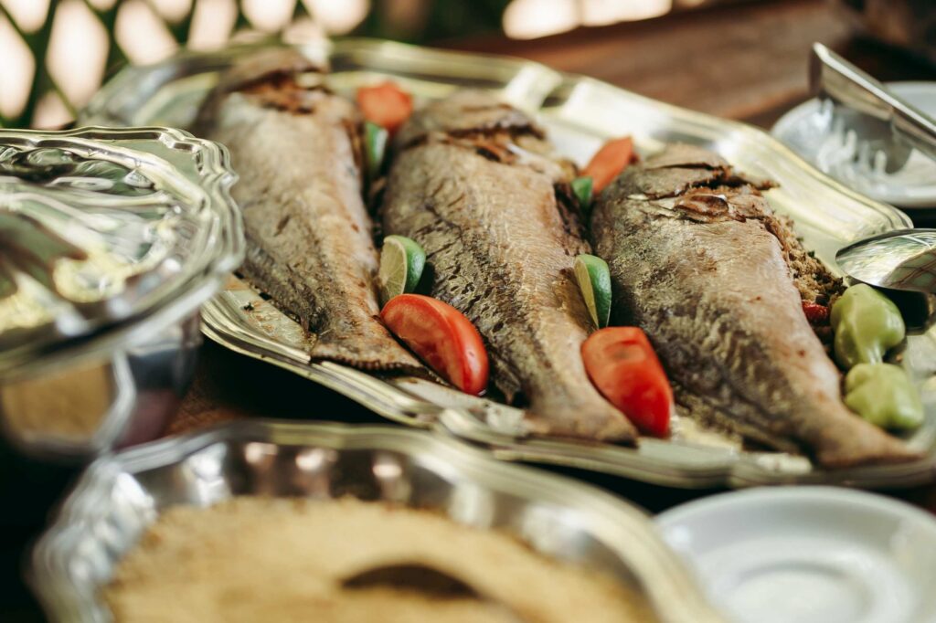 foto do peixe assado servido durante o almoço no amazon camp lodge no rio negro